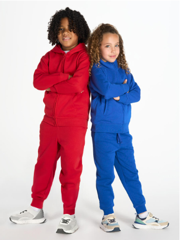 Felpa bambino con cappuccio e zip intera Cordino cappuccio in tinta Costina 1x1 con lycra su polsini e girovita Tasche a marsupio Materiale: 60% COTONE + 40% POLIESTERE RICICLATO Peso: 290 gr/m2
